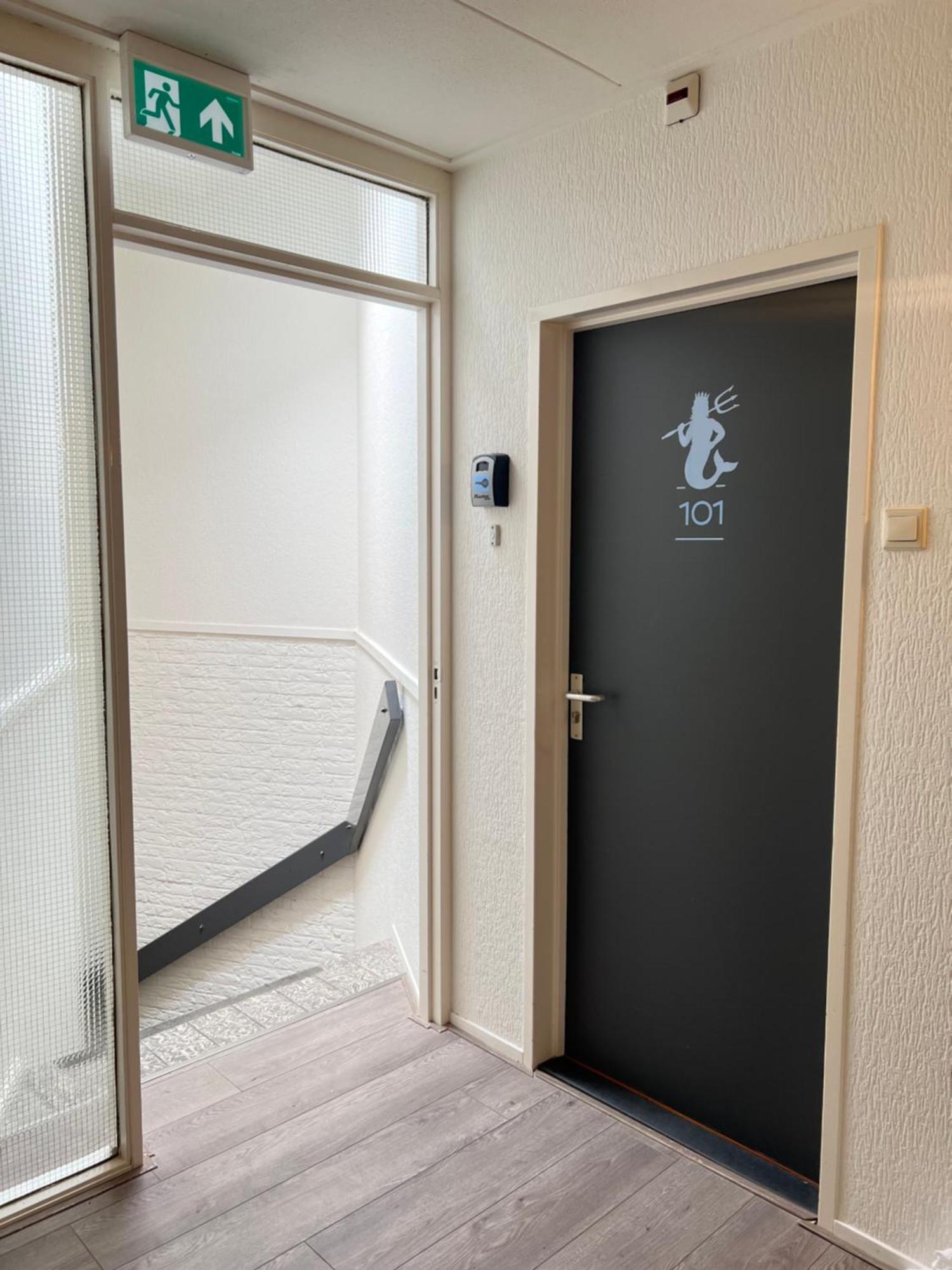Neptunus Appartementen แบร์เกิน อาน ซี ภายนอก รูปภาพ