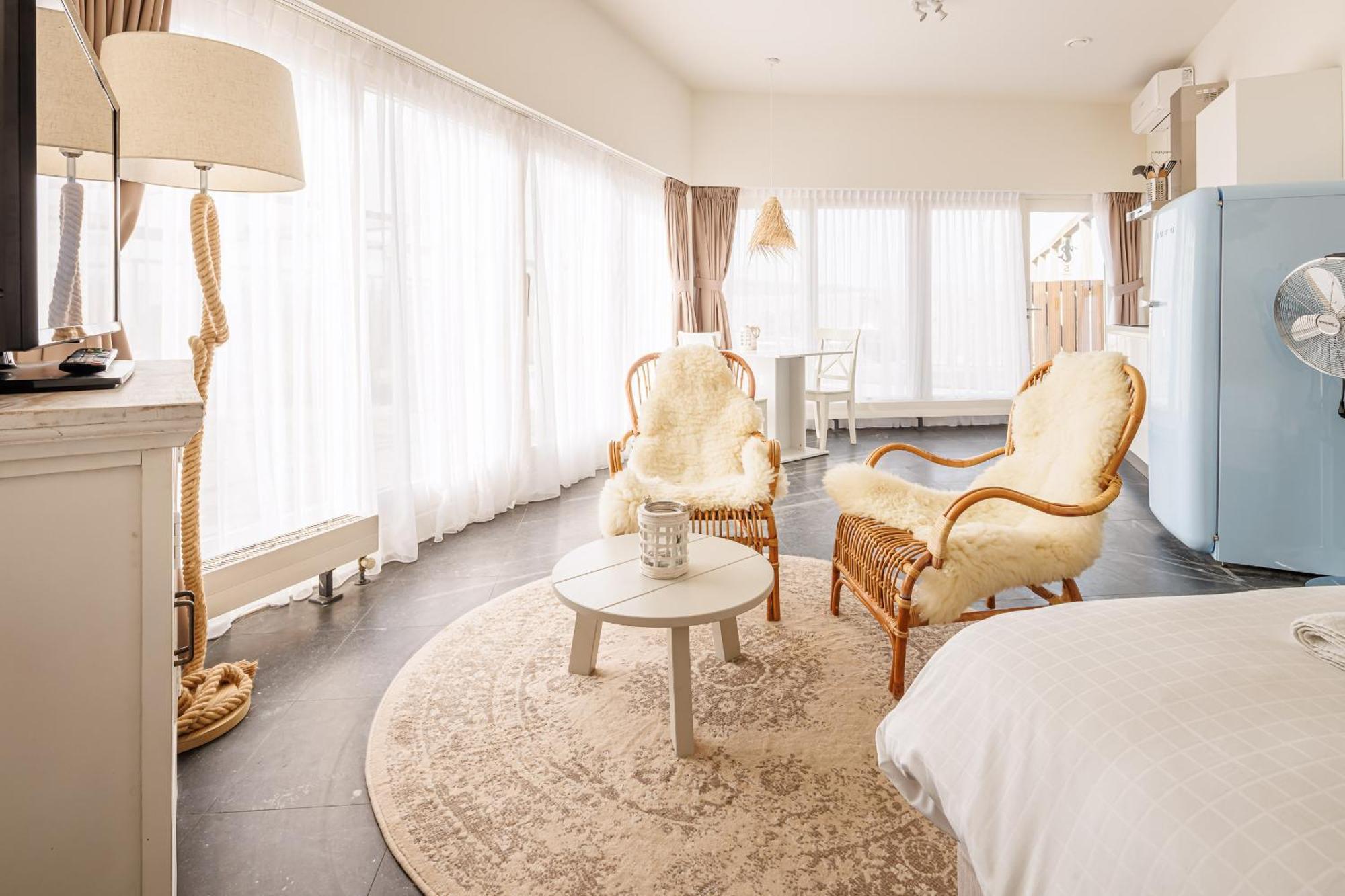 Neptunus Appartementen แบร์เกิน อาน ซี ห้อง รูปภาพ